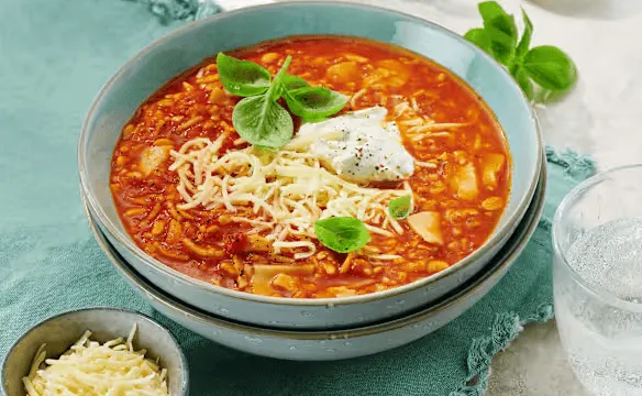 Cremige Lasagne-Suppe mit Rinderhackfleisch, Tomaten, Lasagneplatten, Crème fraîche, Parmesan und Basilikum