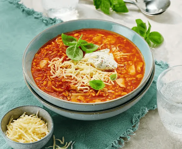 Cremige Lasagne-Suppe mit Rinderhackfleisch, Tomaten, Lasagneplatten, Crème fraîche, Parmesan und Basilikum