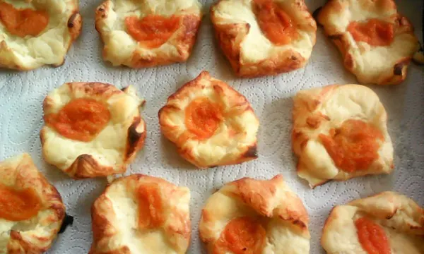 Goldbraune Blätterteig-Quarkteilchen mit Aprikosenstücken