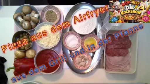 Zutaten für Pizza aus dem Airfryer auf einer Küchenarbeitsfläche: Kartoffeln, Paprika, Champignons, geriebener Käse, Tomatensoße, Mehl, Gewürze, Schinken und Salami. Darüber steht der Titel „Pizza aus dem Airfryer – aus dem Grill und in der Pfanne“.